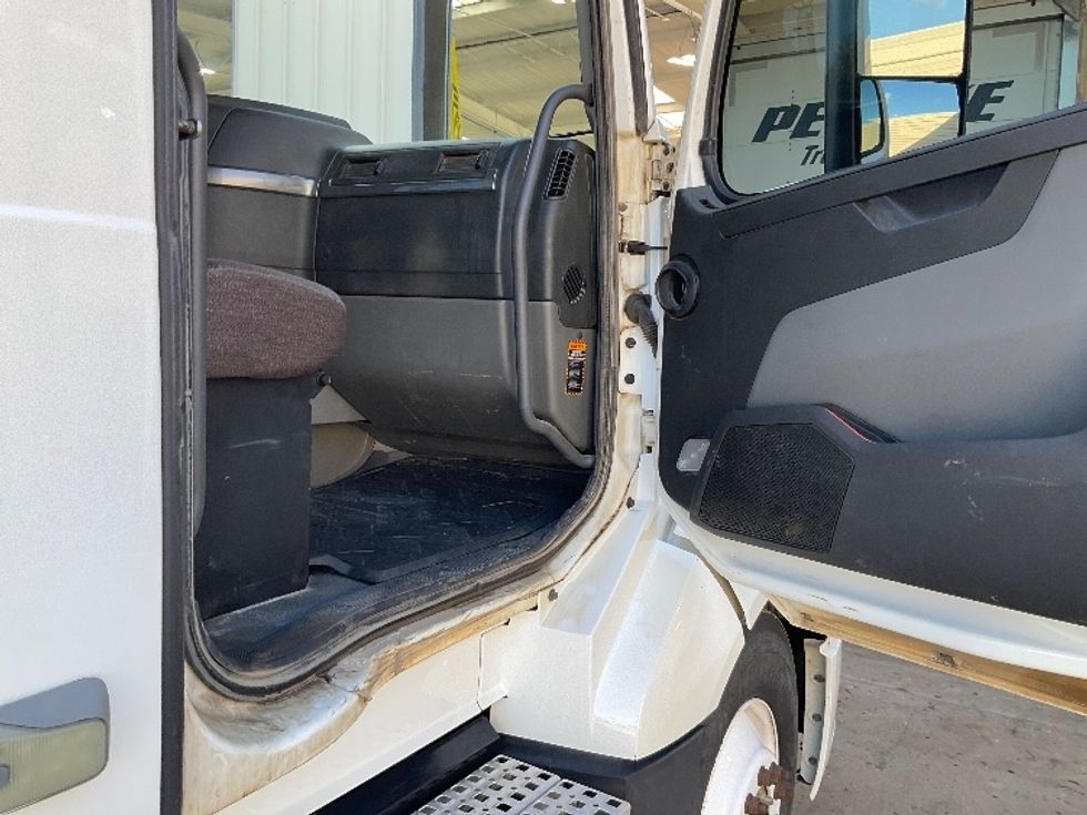 Day Cab Tractor-Heavy Duty Tractors-Volvo-2020-VNL64T300-Albany-GA-237,690\n\t\tmiles-$ 50,750 - Image 12