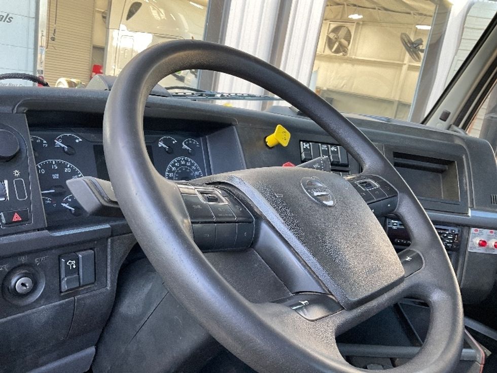 Day Cab Tractor-Heavy Duty Tractors-Volvo-2020-VNL64T300-Albany-GA-237,690\n\t\tmiles-$ 50,750 - Image 14
