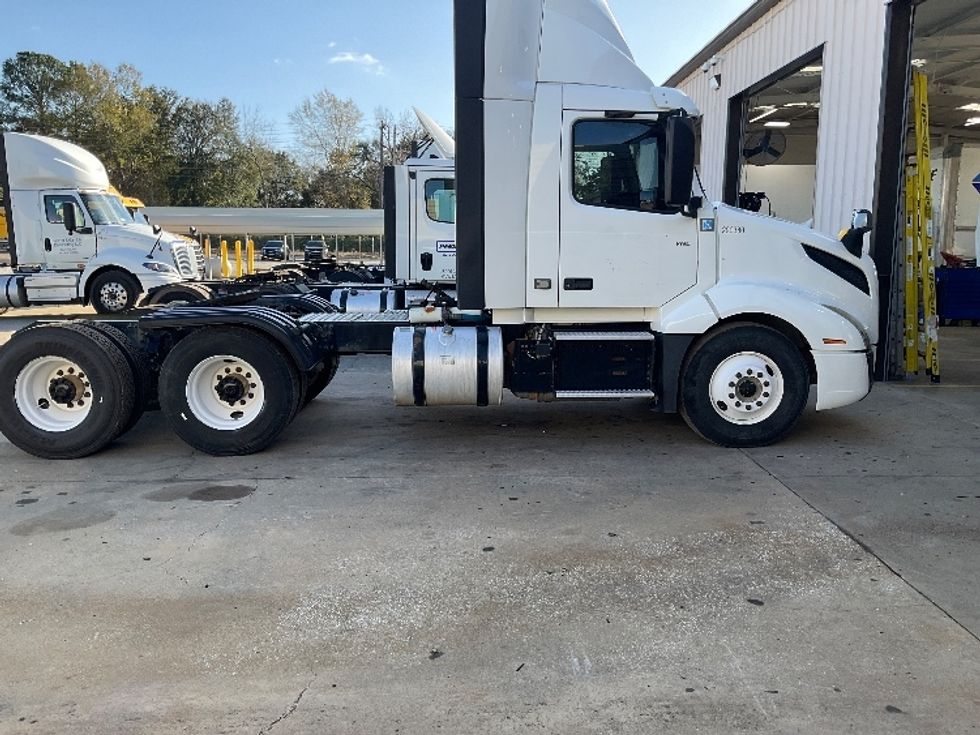Day Cab Tractor-Heavy Duty Tractors-Volvo-2020-VNL64T300-Albany-GA-237,690\n\t\tmiles-$ 50,750 - Image 8