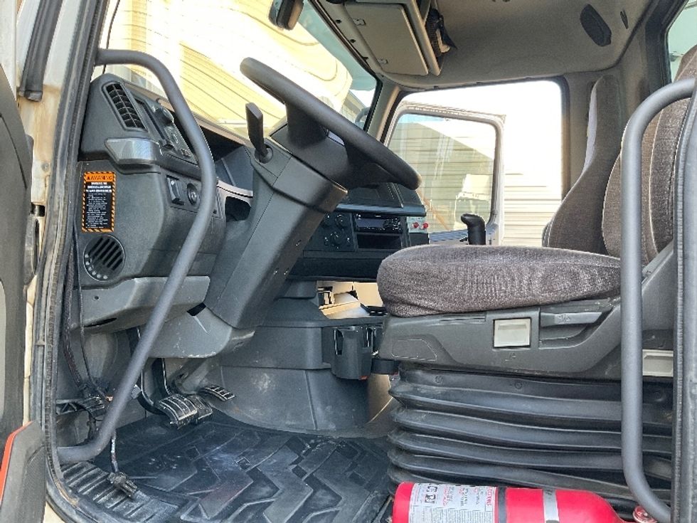 Day Cab Tractor-Heavy Duty Tractors-Volvo-2020-VNL64T300-Albany-GA-237,690\n\t\tmiles-$ 50,750 - Image 9