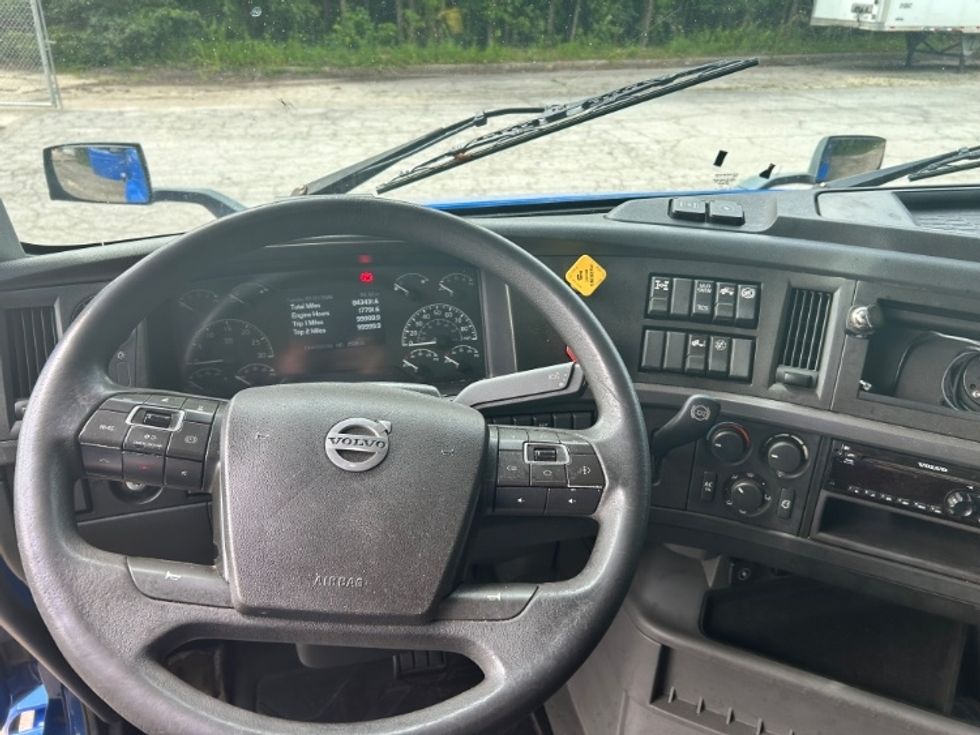 Day Cab Tractor-Heavy Duty Tractors-Volvo-2020-VNL64T300-Atlanta (Forest Park)-GA-843,429\n\t\tmiles-$ 26,500 - Image 11