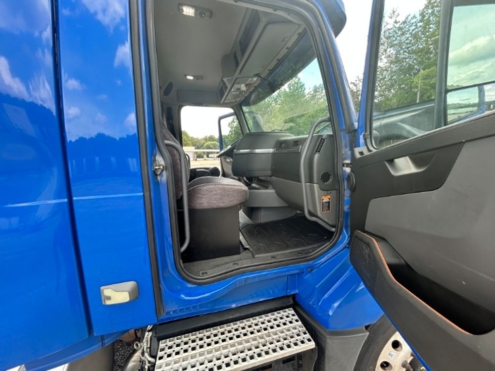 Day Cab Tractor-Heavy Duty Tractors-Volvo-2020-VNL64T300-Atlanta (Forest Park)-GA-843,429\n\t\tmiles-$ 26,500 - Image 12
