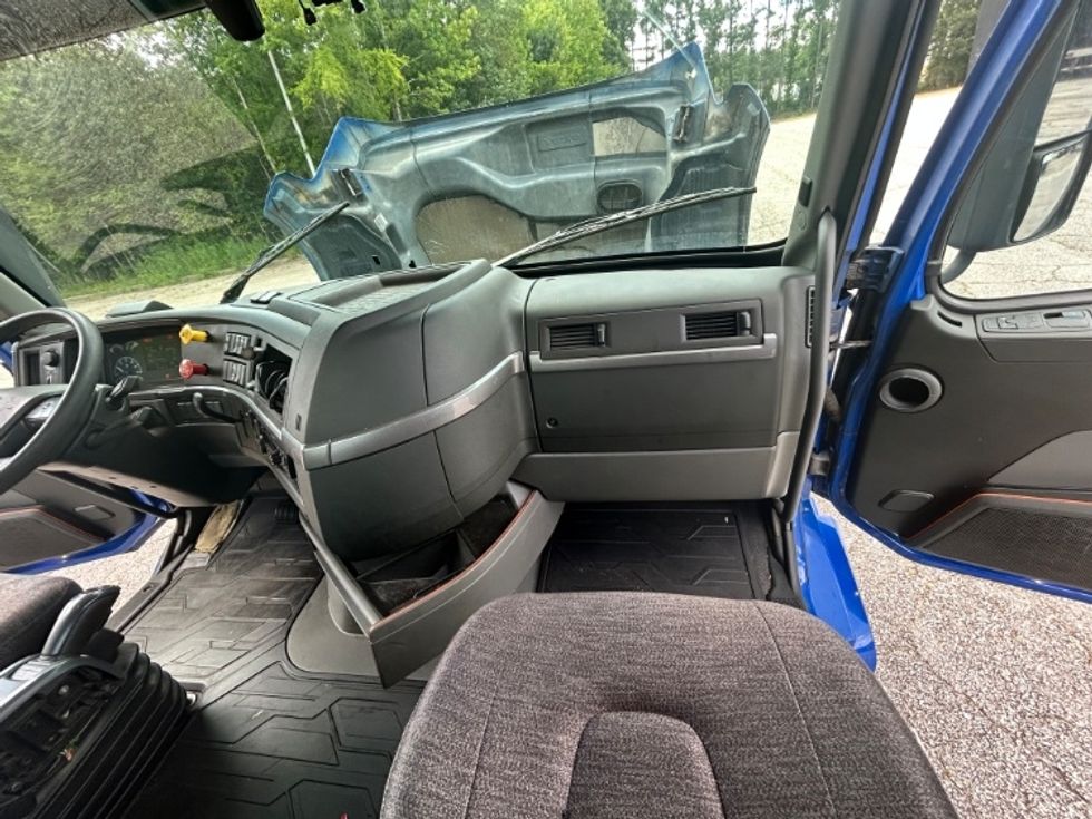Day Cab Tractor-Heavy Duty Tractors-Volvo-2020-VNL64T300-Atlanta (Forest Park)-GA-843,429\n\t\tmiles-$ 26,500 - Image 13