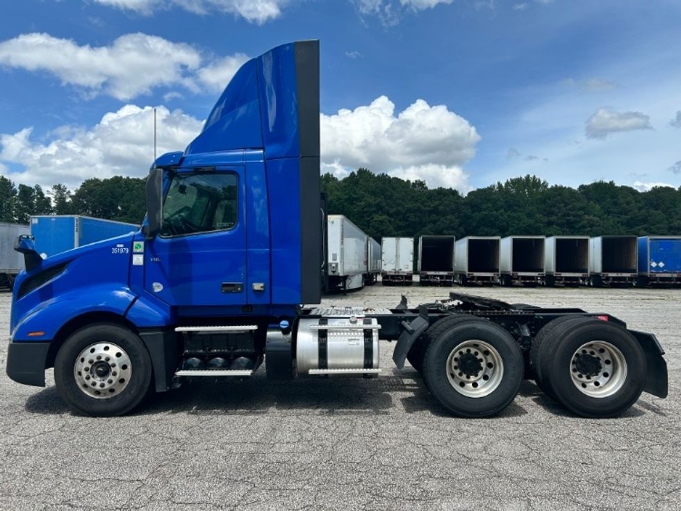 Day Cab Tractor-Heavy Duty Tractors-Volvo-2020-VNL64T300-Atlanta (Forest Park)-GA-843,429\n\t\tmiles-$ 26,500 - Image 4