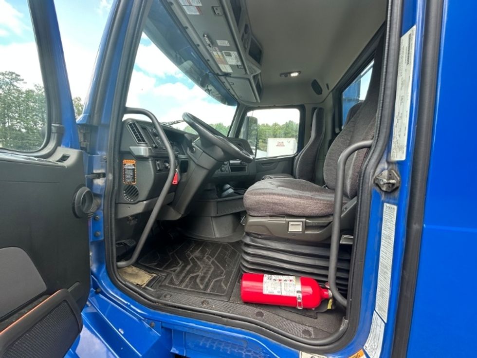 Day Cab Tractor-Heavy Duty Tractors-Volvo-2020-VNL64T300-Atlanta (Forest Park)-GA-843,429\n\t\tmiles-$ 26,500 - Image 9