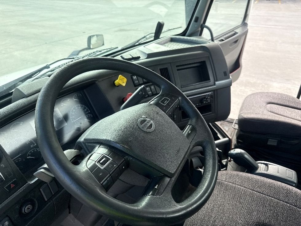 Day Cab Tractor-Heavy Duty Tractors-Volvo-2020-VNL64T300-Bessemer-AL-438,833\n\t\tmiles-$ 46,500 - Image 10