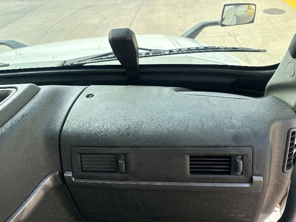 Day Cab Tractor-Heavy Duty Tractors-Volvo-2020-VNL64T300-Bessemer-AL-438,833\n\t\tmiles-$ 46,500 - Image 13