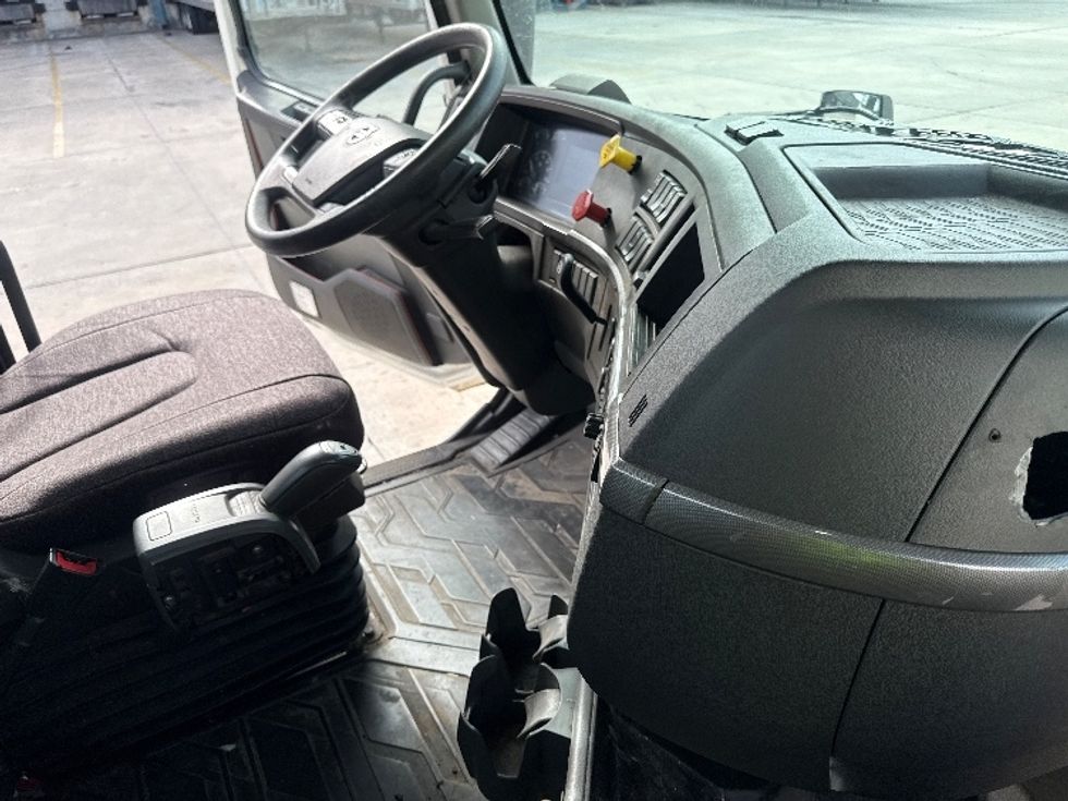 Day Cab Tractor-Heavy Duty Tractors-Volvo-2020-VNL64T300-Bessemer-AL-438,833\n\t\tmiles-$ 46,500 - Image 14