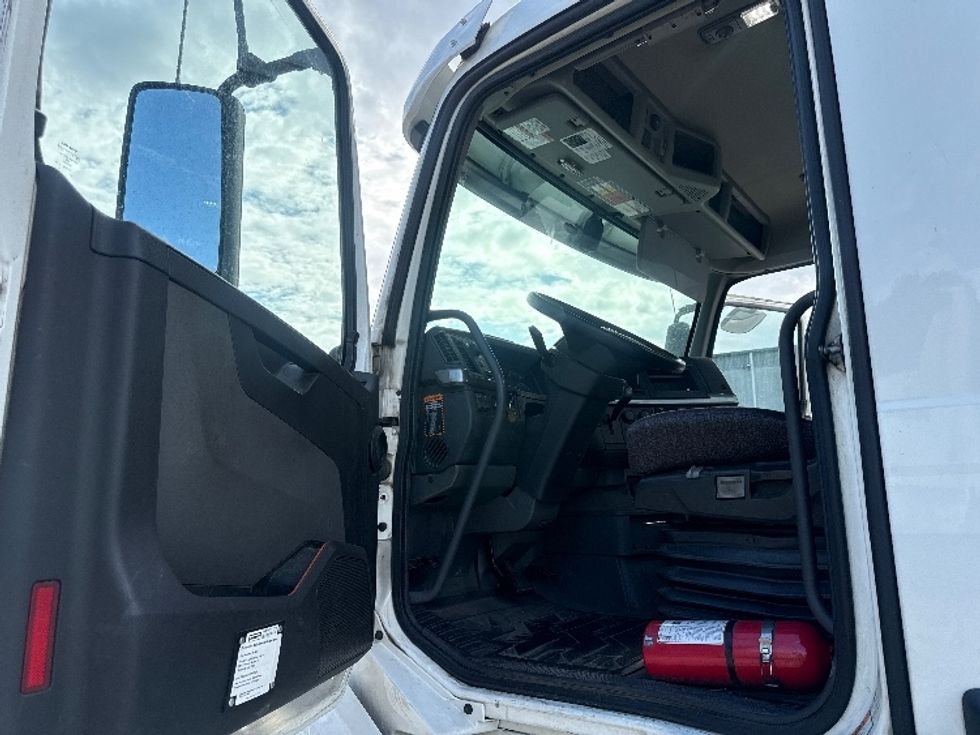 Day Cab Tractor-Heavy Duty Tractors-Volvo-2020-VNL64T300-Bessemer-AL-438,833\n\t\tmiles-$ 46,500 - Image 9