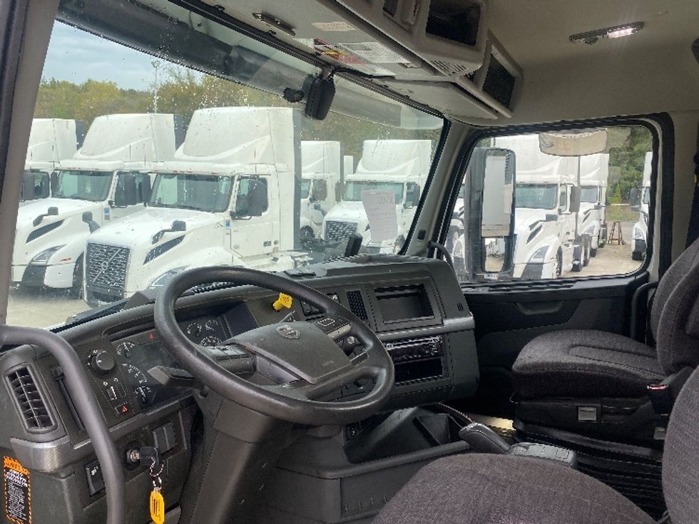 Day Cab Tractor-Heavy Duty Tractors-Volvo-2020-VNL64T300-Bessemer-AL-488,795\n\t\tmiles-$ 42,000 - Image 10