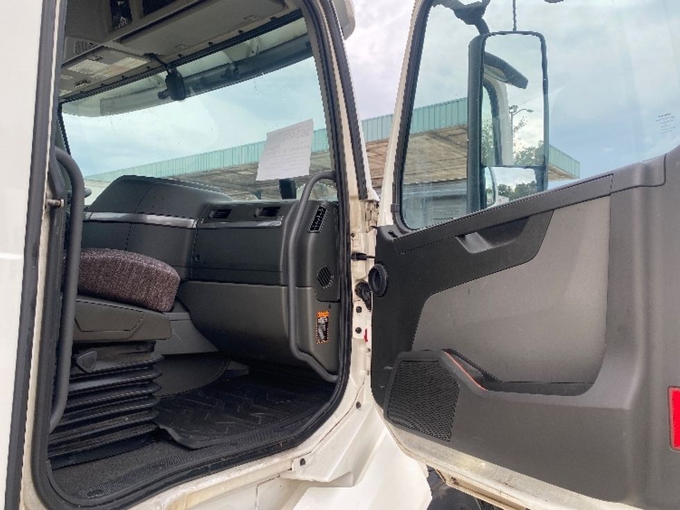 Day Cab Tractor-Heavy Duty Tractors-Volvo-2020-VNL64T300-Bessemer-AL-488,795\n\t\tmiles-$ 42,000 - Image 12