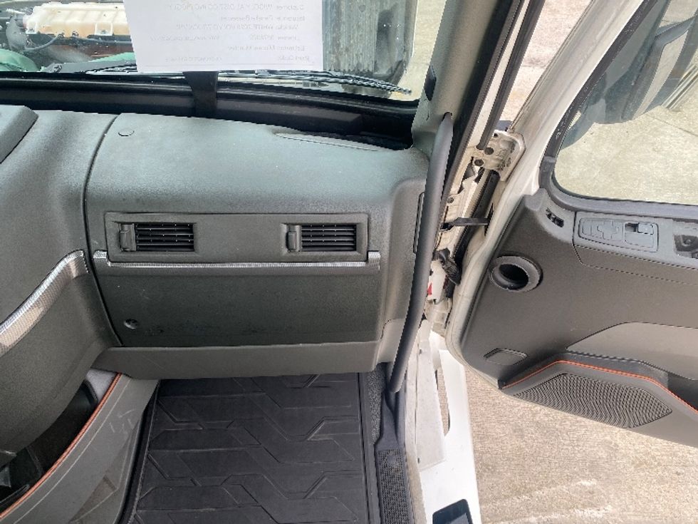 Day Cab Tractor-Heavy Duty Tractors-Volvo-2020-VNL64T300-Bessemer-AL-488,795\n\t\tmiles-$ 42,000 - Image 13