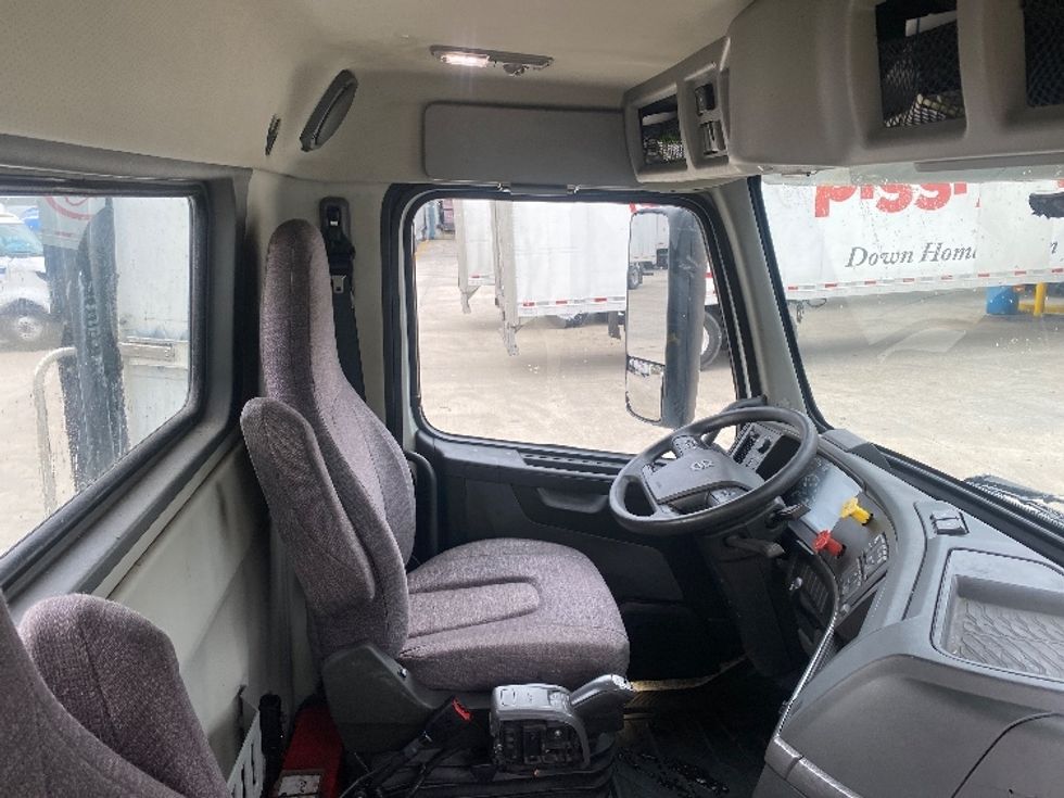 Day Cab Tractor-Heavy Duty Tractors-Volvo-2020-VNL64T300-Bessemer-AL-488,795\n\t\tmiles-$ 42,000 - Image 14