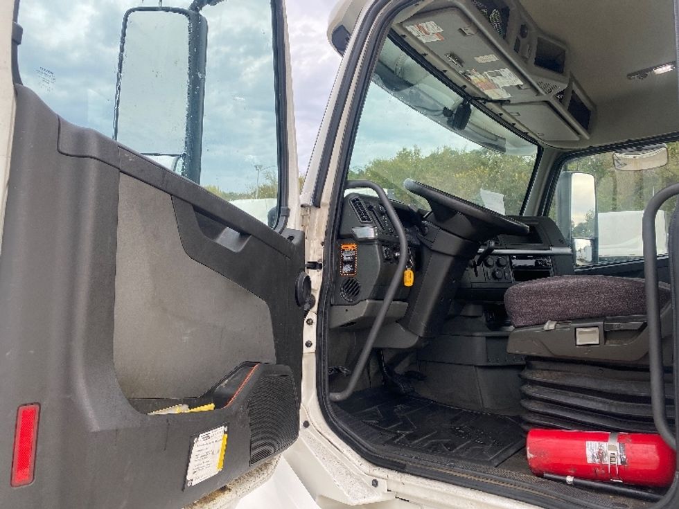 Day Cab Tractor-Heavy Duty Tractors-Volvo-2020-VNL64T300-Bessemer-AL-488,795\n\t\tmiles-$ 42,000 - Image 9
