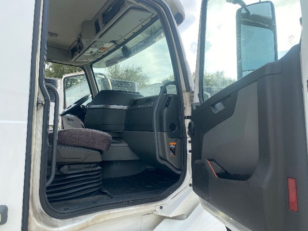 Day Cab Tractor-Heavy Duty Tractors-Volvo-2020-VNL64T300-Bessemer-AL-505,754\n\t\tmiles-$ 40,500 - Image 12