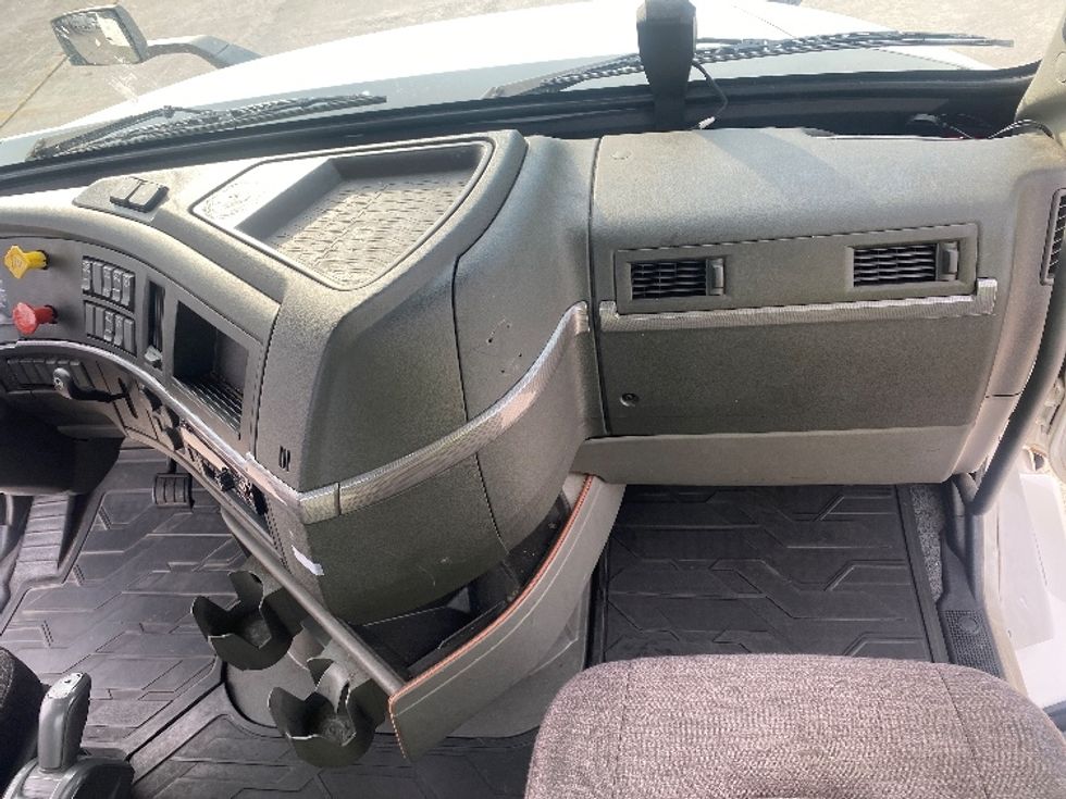 Day Cab Tractor-Heavy Duty Tractors-Volvo-2020-VNL64T300-Bessemer-AL-505,754\n\t\tmiles-$ 40,500 - Image 13