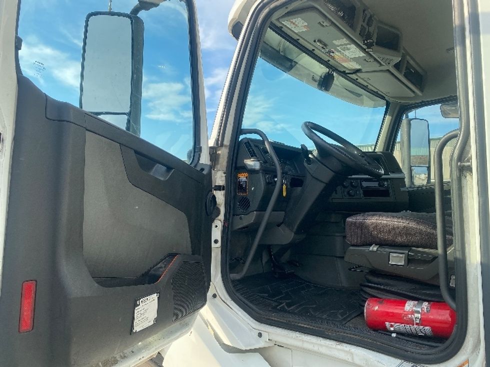 Day Cab Tractor-Heavy Duty Tractors-Volvo-2020-VNL64T300-Bessemer-AL-505,754\n\t\tmiles-$ 40,500 - Image 9