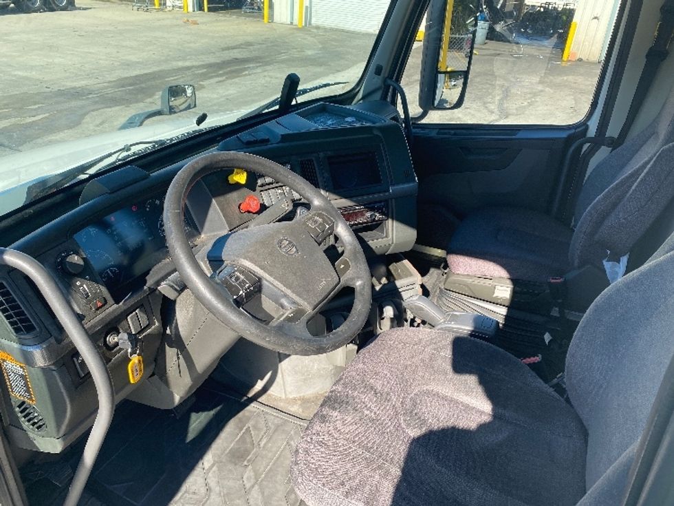 Day Cab Tractor-Heavy Duty Tractors-Volvo-2020-VNL64T300-Bessemer-AL-511,916\n\t\tmiles-$ 39,750 - Image 10