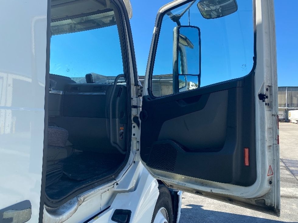 Day Cab Tractor-Heavy Duty Tractors-Volvo-2020-VNL64T300-Bessemer-AL-511,916\n\t\tmiles-$ 39,750 - Image 12