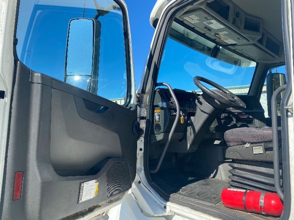 Day Cab Tractor-Heavy Duty Tractors-Volvo-2020-VNL64T300-Bessemer-AL-511,916\n\t\tmiles-$ 39,750 - Image 9
