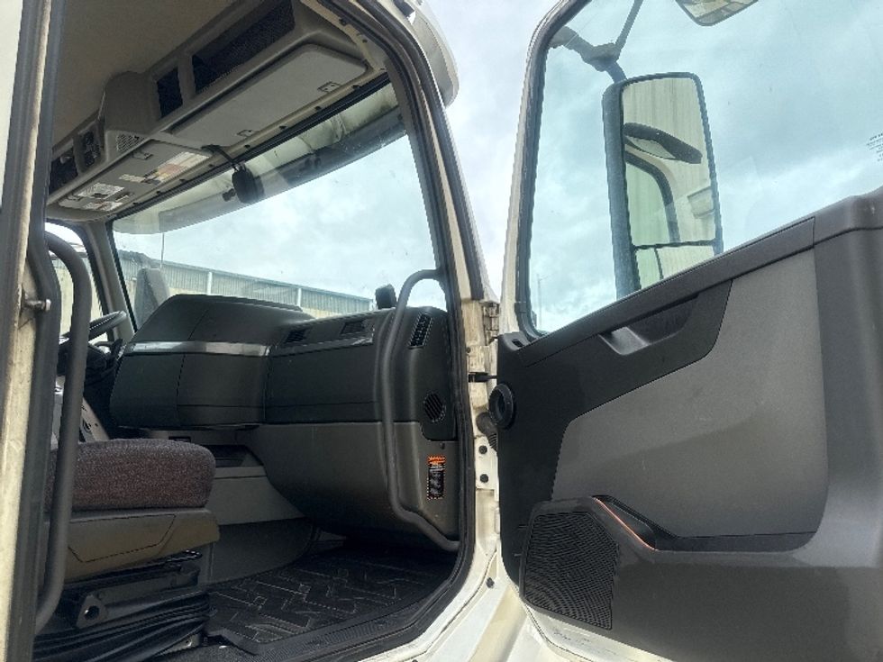 Day Cab Tractor-Heavy Duty Tractors-Volvo-2020-VNL64T300-Bessemer-AL-529,891\n\t\tmiles-$ 38,250 - Image 12