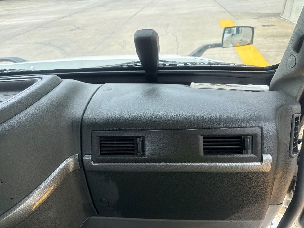 Day Cab Tractor-Heavy Duty Tractors-Volvo-2020-VNL64T300-Bessemer-AL-529,891\n\t\tmiles-$ 38,250 - Image 13