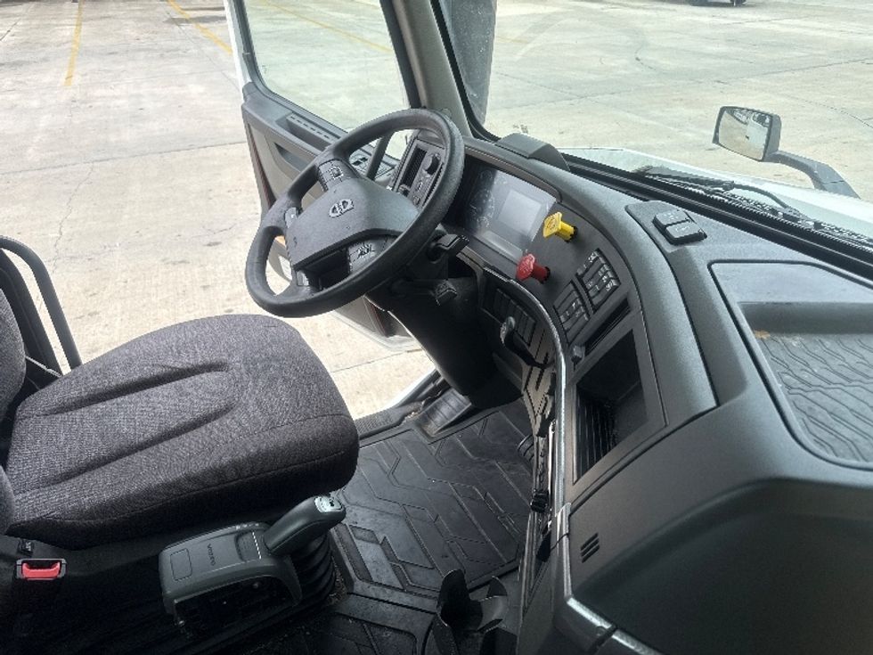 Day Cab Tractor-Heavy Duty Tractors-Volvo-2020-VNL64T300-Bessemer-AL-529,891\n\t\tmiles-$ 38,250 - Image 14