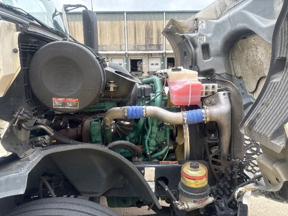 Day Cab Tractor-Heavy Duty Tractors-Volvo-2020-VNL64T300-Bessemer-AL-529,891\n\t\tmiles-$ 38,250 - Image 15