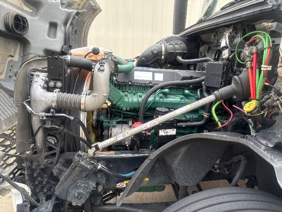 Day Cab Tractor-Heavy Duty Tractors-Volvo-2020-VNL64T300-Bessemer-AL-529,891\n\t\tmiles-$ 38,250 - Image 16