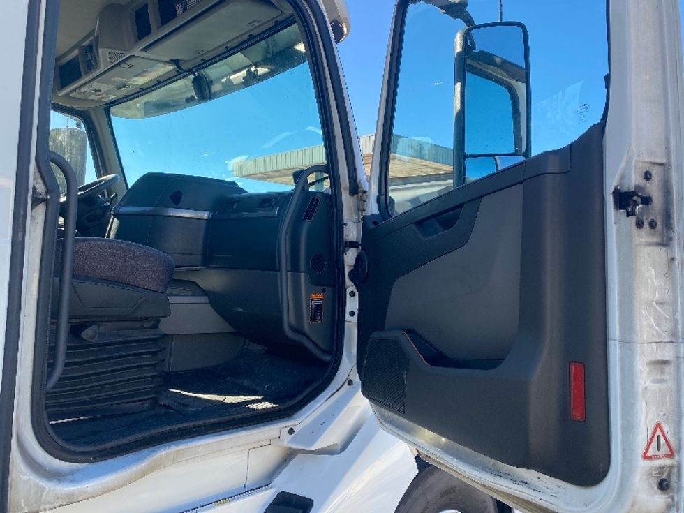 Day Cab Tractor-Heavy Duty Tractors-Volvo-2020-VNL64T300-Bessemer-AL-556,805\n\t\tmiles-$ 35,750 - Image 12