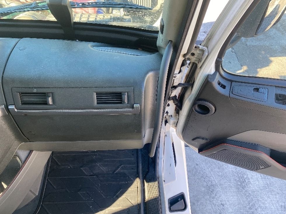 Day Cab Tractor-Heavy Duty Tractors-Volvo-2020-VNL64T300-Bessemer-AL-556,805\n\t\tmiles-$ 35,750 - Image 13