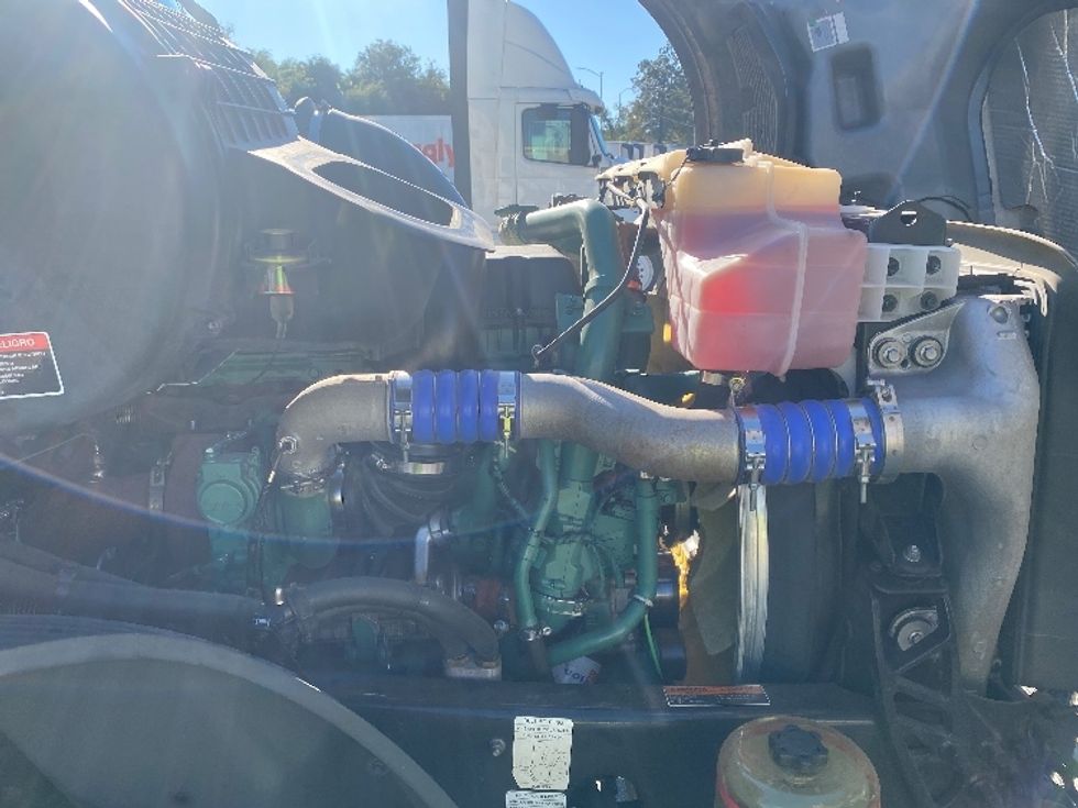 Day Cab Tractor-Heavy Duty Tractors-Volvo-2020-VNL64T300-Bessemer-AL-556,805\n\t\tmiles-$ 35,750 - Image 15
