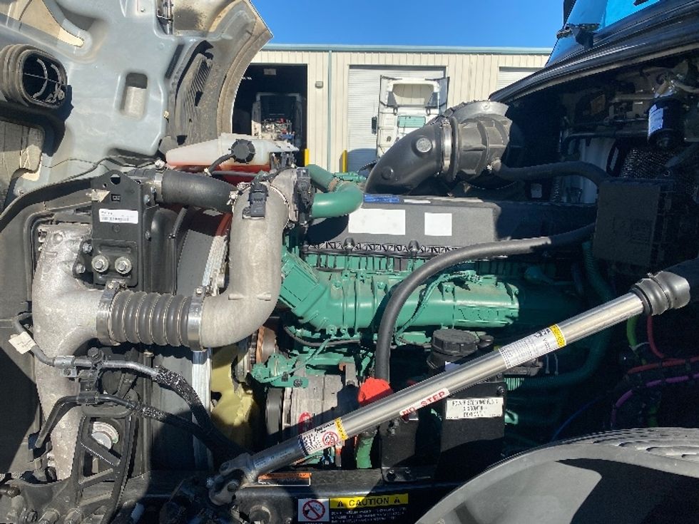 Day Cab Tractor-Heavy Duty Tractors-Volvo-2020-VNL64T300-Bessemer-AL-556,805\n\t\tmiles-$ 35,750 - Image 16