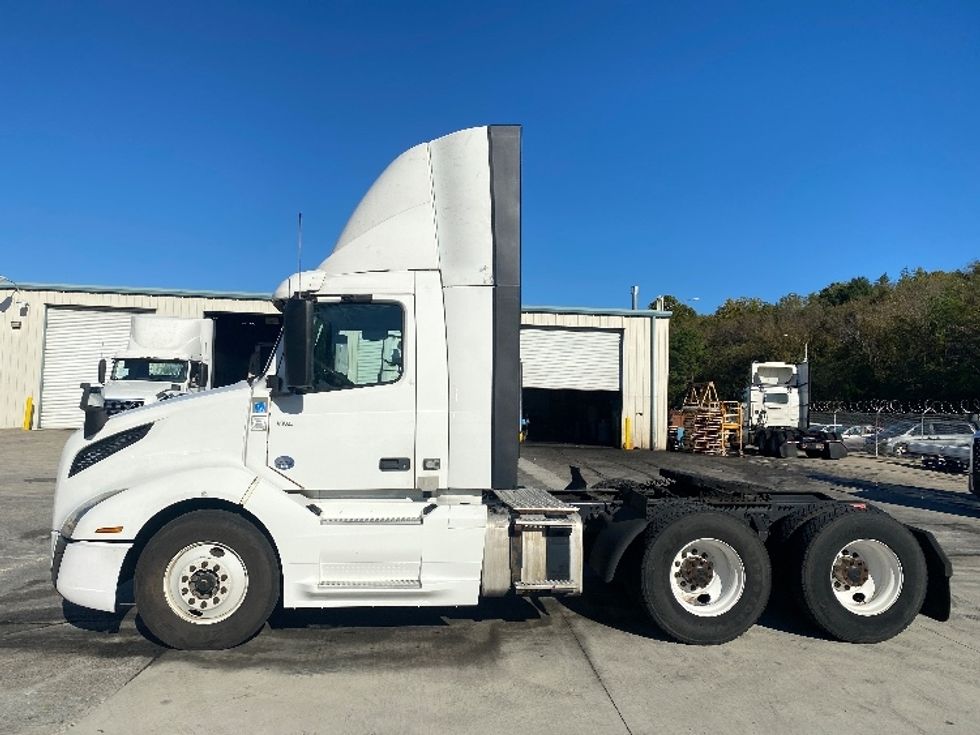 Day Cab Tractor-Heavy Duty Tractors-Volvo-2020-VNL64T300-Bessemer-AL-556,805\n\t\tmiles-$ 35,750 - Image 4