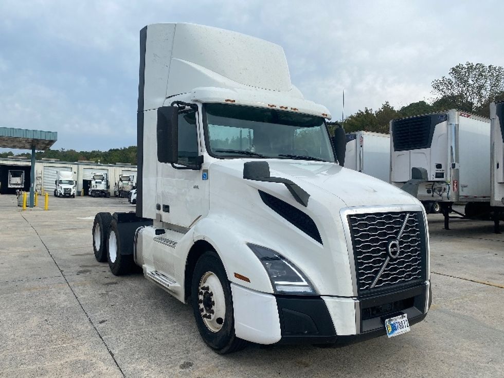 Day Cab Tractor-Heavy Duty Tractors-Volvo-2020-VNL64T300-Bessemer-AL-587,648\n\t\tmiles-$ 33,000 - Image 1
