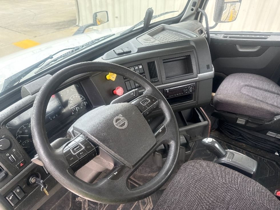 Day Cab Tractor-Heavy Duty Tractors-Volvo-2020-VNL64T300-Bessemer-AL-587,648\n\t\tmiles-$ 33,000 - Image 10