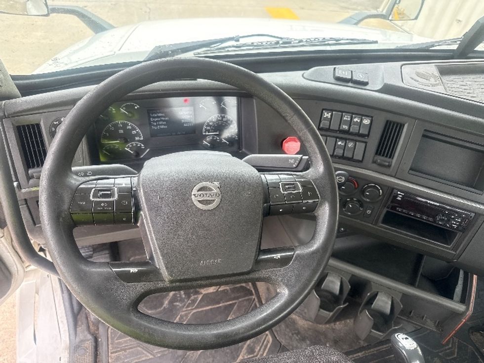 Day Cab Tractor-Heavy Duty Tractors-Volvo-2020-VNL64T300-Bessemer-AL-587,648\n\t\tmiles-$ 33,000 - Image 11
