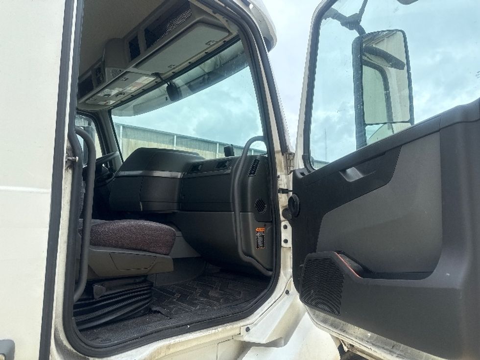 Day Cab Tractor-Heavy Duty Tractors-Volvo-2020-VNL64T300-Bessemer-AL-587,648\n\t\tmiles-$ 33,000 - Image 12