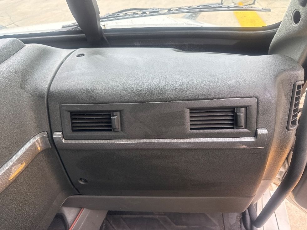 Day Cab Tractor-Heavy Duty Tractors-Volvo-2020-VNL64T300-Bessemer-AL-587,648\n\t\tmiles-$ 33,000 - Image 13