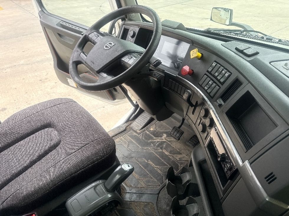 Day Cab Tractor-Heavy Duty Tractors-Volvo-2020-VNL64T300-Bessemer-AL-587,648\n\t\tmiles-$ 33,000 - Image 14