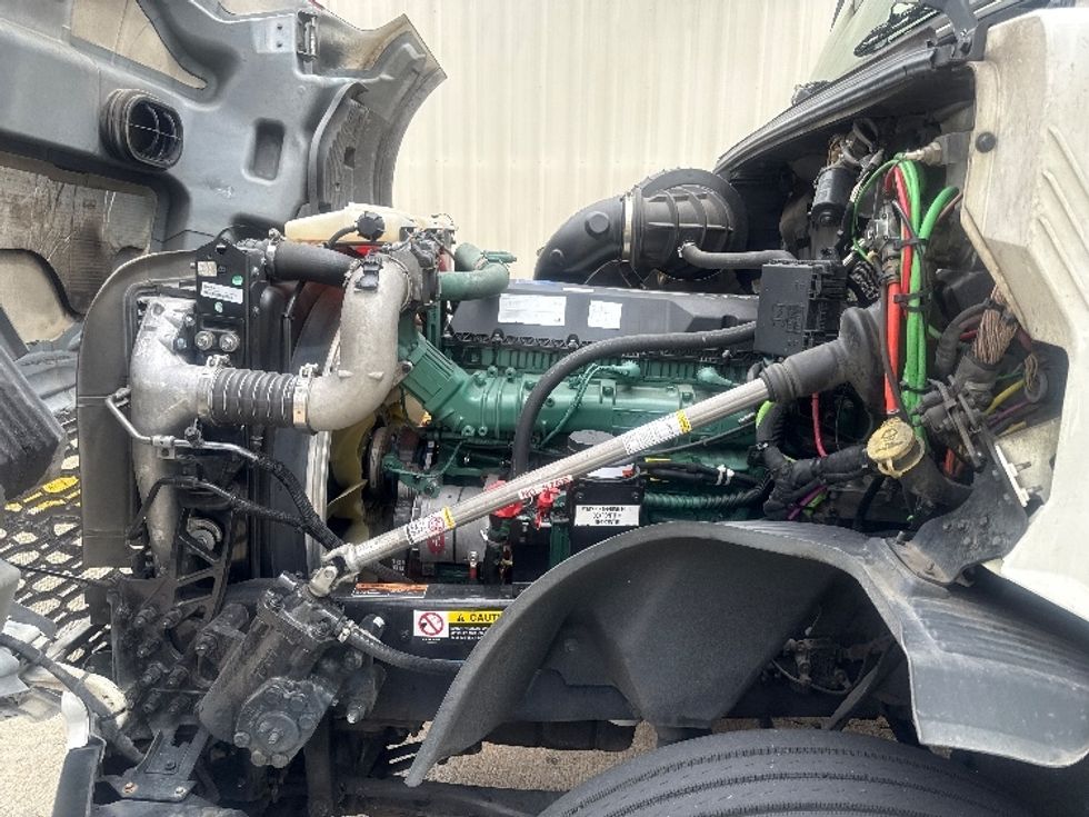 Day Cab Tractor-Heavy Duty Tractors-Volvo-2020-VNL64T300-Bessemer-AL-587,648\n\t\tmiles-$ 33,000 - Image 15