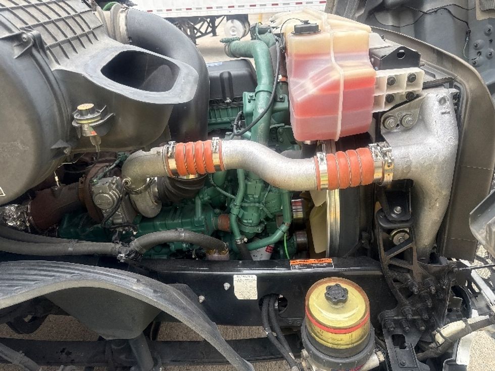 Day Cab Tractor-Heavy Duty Tractors-Volvo-2020-VNL64T300-Bessemer-AL-587,648\n\t\tmiles-$ 33,000 - Image 16