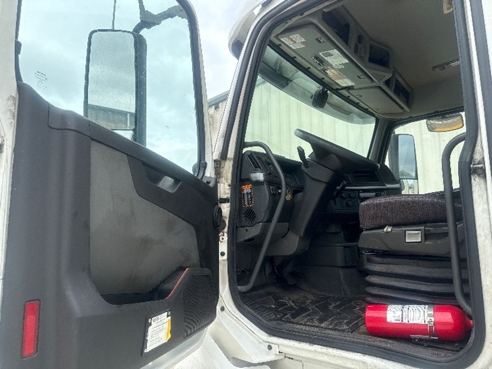 Day Cab Tractor-Heavy Duty Tractors-Volvo-2020-VNL64T300-Bessemer-AL-587,648\n\t\tmiles-$ 33,000 - Image 9