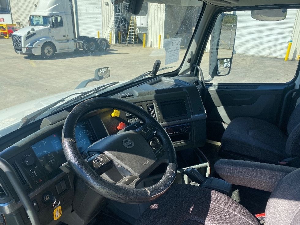 Day Cab Tractor-Heavy Duty Tractors-Volvo-2020-VNL64T300-Bessemer-AL-605,848\n\t\tmiles-$ 31,500 - Image 10