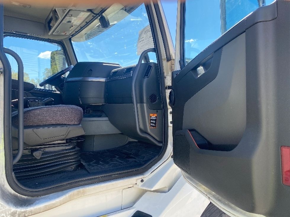 Day Cab Tractor-Heavy Duty Tractors-Volvo-2020-VNL64T300-Bessemer-AL-605,848\n\t\tmiles-$ 31,500 - Image 12