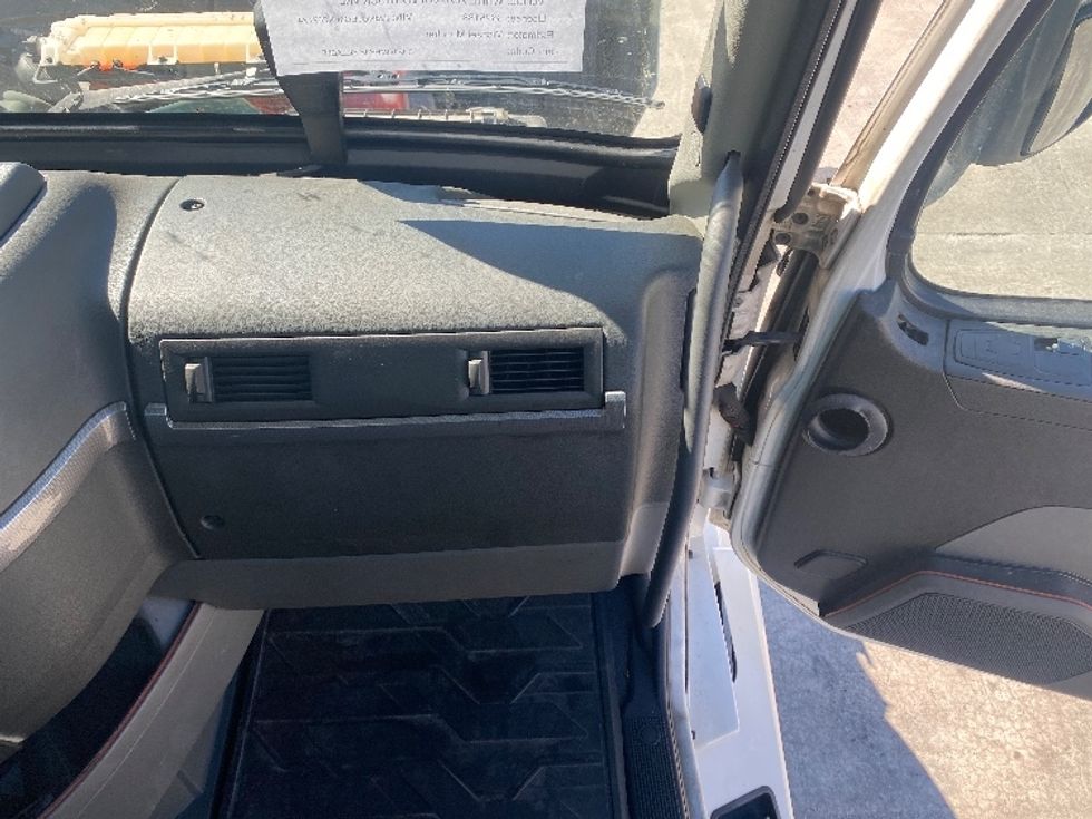 Day Cab Tractor-Heavy Duty Tractors-Volvo-2020-VNL64T300-Bessemer-AL-605,848\n\t\tmiles-$ 31,500 - Image 13