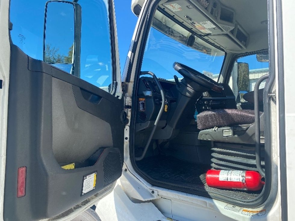 Day Cab Tractor-Heavy Duty Tractors-Volvo-2020-VNL64T300-Bessemer-AL-605,848\n\t\tmiles-$ 31,500 - Image 9