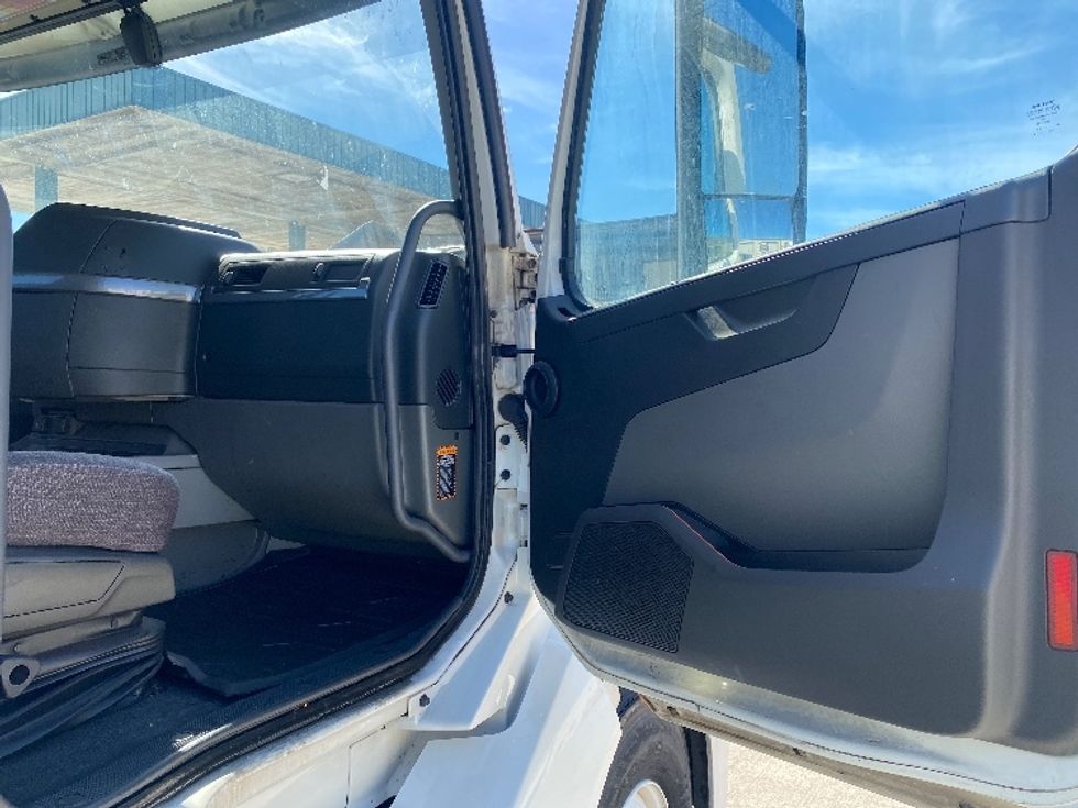 Day Cab Tractor-Heavy Duty Tractors-Volvo-2020-VNL64T300-Bessemer-AL-616,636\n\t\tmiles-$ 30,500 - Image 12