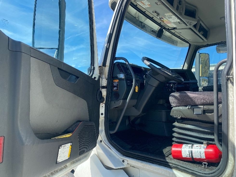 Day Cab Tractor-Heavy Duty Tractors-Volvo-2020-VNL64T300-Bessemer-AL-616,636\n\t\tmiles-$ 30,500 - Image 9