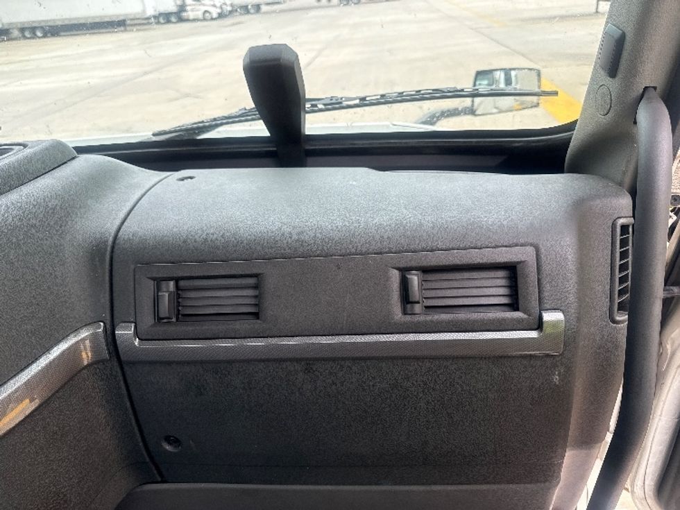 Day Cab Tractor-Heavy Duty Tractors-Volvo-2020-VNL64T300-Bessemer-AL-619,923\n\t\tmiles-$ 30,250 - Image 13